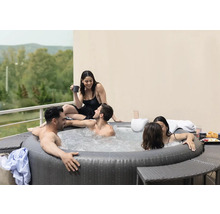 Jacuzzi gonflable avec plusieurs personnes à l''extérieur sur une terrasse.