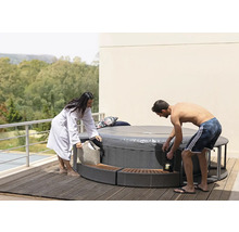 Jacuzzi gonflable avec deux personnes sur une terrasse