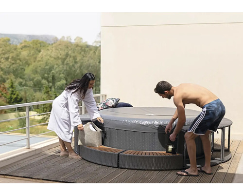 Jacuzzi gonflable avec deux personnes sur une terrasse