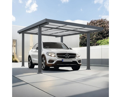 Voiture sous un abri de voiture avec toit en polycarbonate