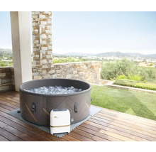 Jacuzzi rond gonflable avec unité de commande sur une terrasse en bois à l''extérieur