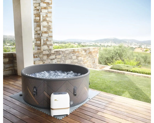 Jacuzzi rond gonflable avec unité de commande sur une terrasse en bois à l''extérieur