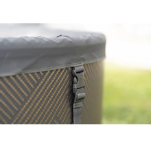 Vue détaillée d''une couverture de jacuzzi avec une sangle de fermeture