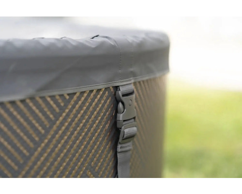 Vue détaillée d''une couverture de jacuzzi avec une sangle de fermeture
