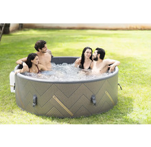 Jacuzzi gonflable avec motif géométrique et quatre personnes dans le jardin