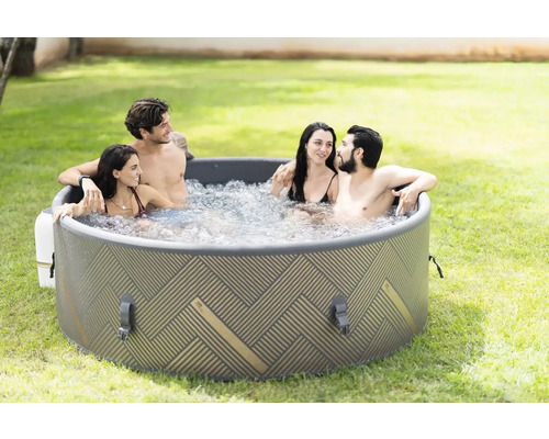 Jacuzzi gonflable avec motif géométrique et quatre personnes dans le jardin