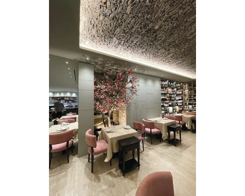 Restaurantinnenraum mit Tischen, Stühlen und dekorativem Deckendesign