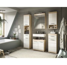Salle de bain avec lavabo, armoire de toilette, armoire haute et commode en décor bois clair et blanc