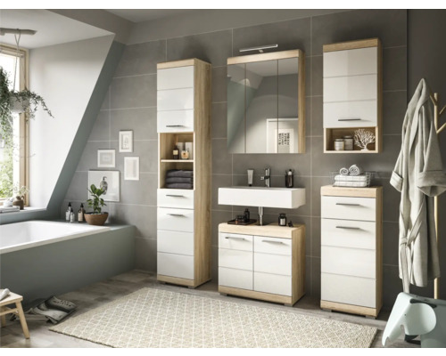 Salle de bain avec lavabo, armoire de toilette, armoire haute et commode en décor bois clair et blanc