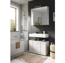 Salle de bains avec baignoire, paroi de douche, lavabo, armoire de toilette et tapis de bain