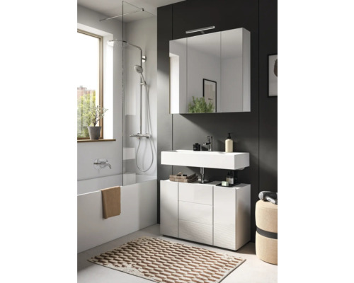 Salle de bains avec baignoire, paroi de douche, lavabo, armoire de toilette et tapis de bain