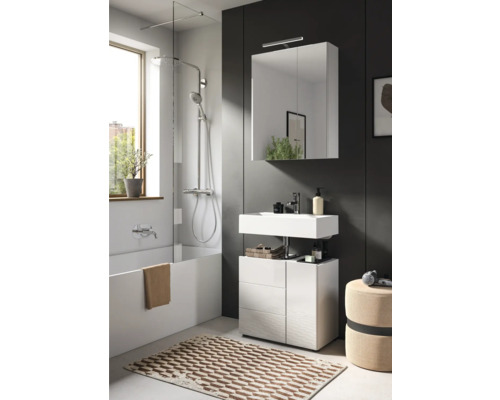 Salle de bains avec baignoire, robinetterie de douche, lavabo, armoire de toilette et tapis de bain