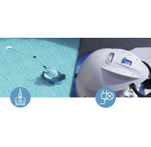 Robot de nettoyage de piscine dans une piscine avec alimentation électrique correspondante