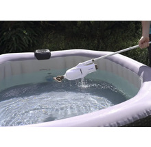 Nettoyage d''un jacuzzi gonflable avec un aspirateur de piscine