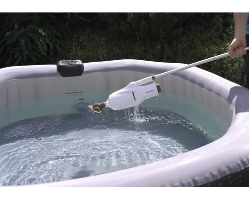 Nettoyage d''un jacuzzi gonflable avec un aspirateur de piscine