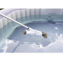 Nettoyage d''un jacuzzi gonflable avec un aspirateur de piscine