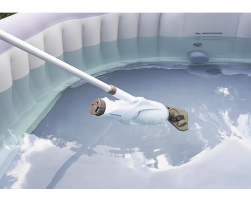 Nettoyage d''un jacuzzi gonflable avec un aspirateur de piscine