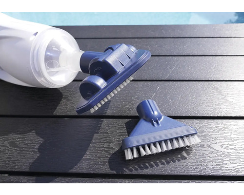 Poolsauger mit Bürstenaufsatz zur Reinigung von Pools