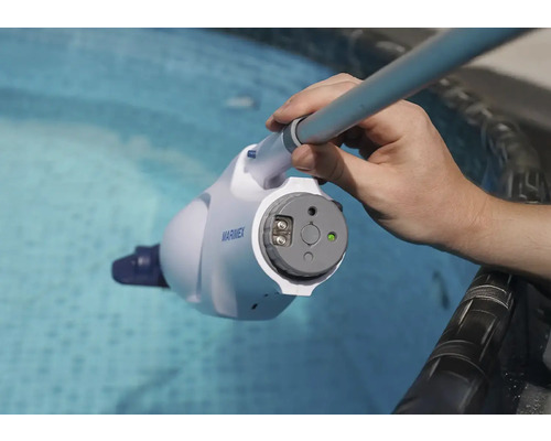 Marimex Poolroboter im Einsatz zur Poolreinigung