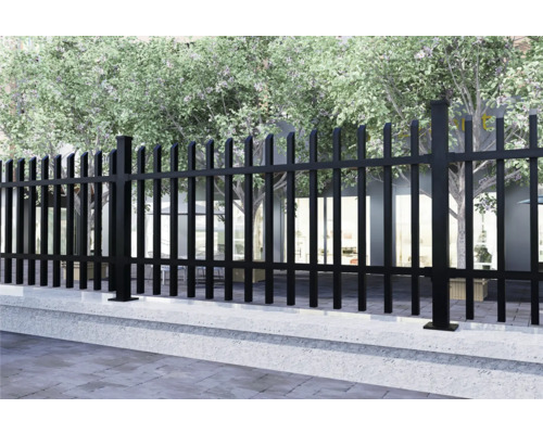 Metallzaun mit geraden Stäben und einer horizontalen Latte