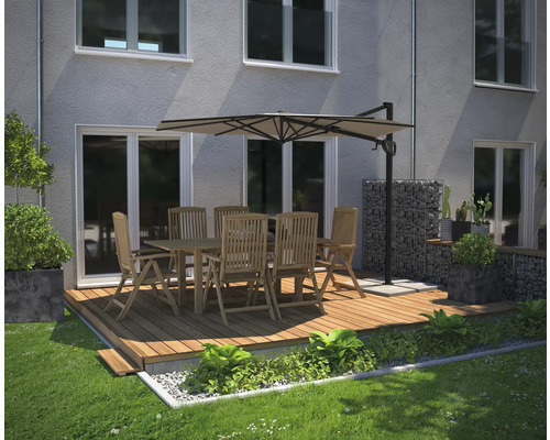 Aménagement extérieur avec terrasse en bois, table à manger, chaises et parasol