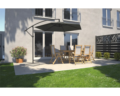 Scène de jardin avec parasol déporté, table de jardin et chaises sur une terrasse