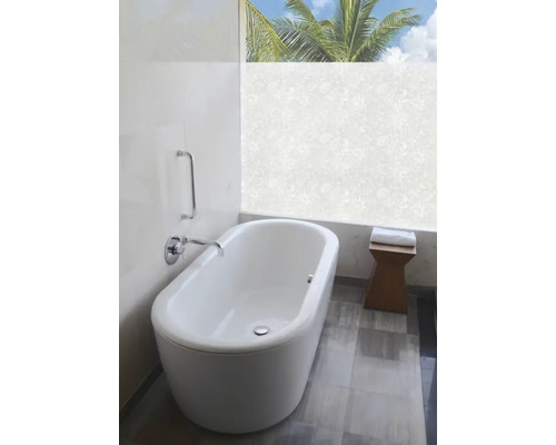 Badezimmer mit Badewanne und Fenster