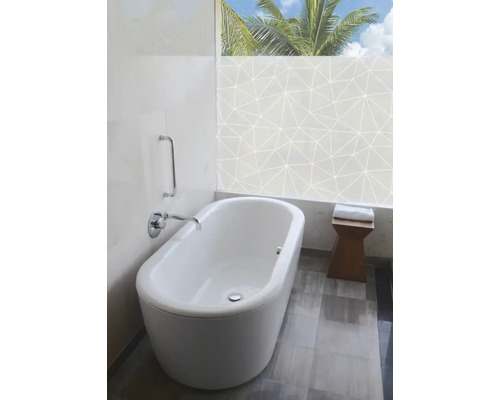 Badezimmer mit Badewanne und Fensterfolie mit geometrischem Muster