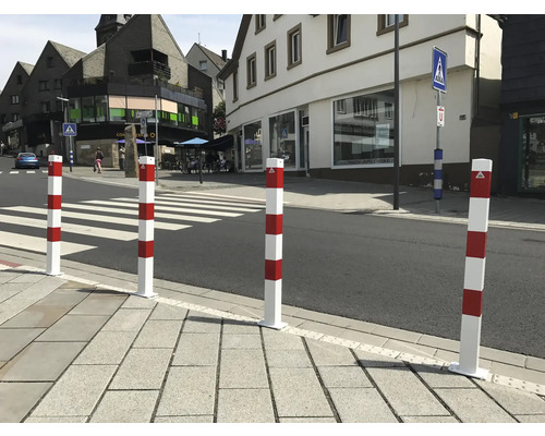 Rangée de bornes de délimitation de route
