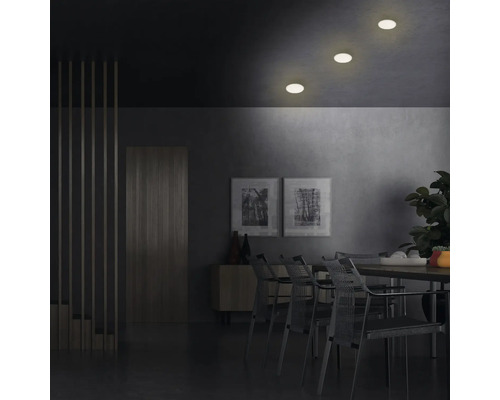 Salle à manger avec table à manger, chaises et trois plafonniers