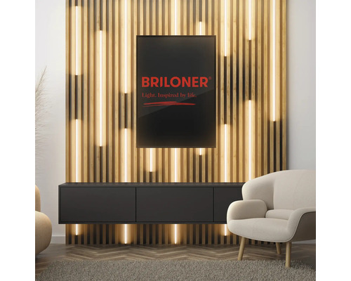 Wohnzimmer mit Holzpaneelwand, indirekter Beleuchtung, Lowboard und Sessel