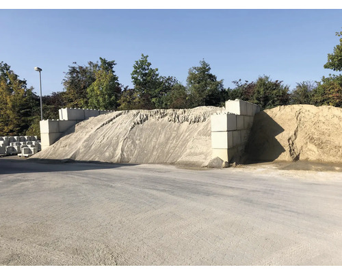 Gelagerter Sand mit Betonstützmauern