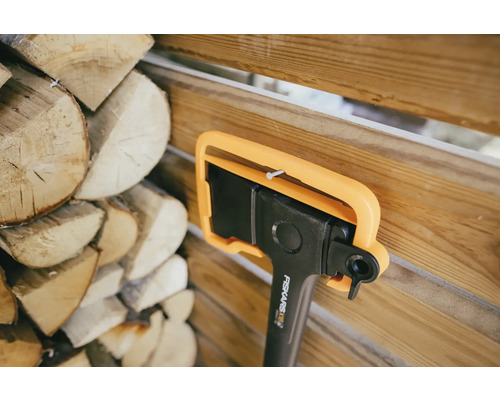 Hache de fendage Fiskars avec des bûches
