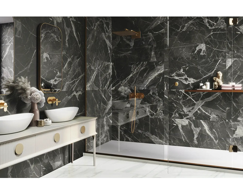 Modernes Badezimmer mit Marmorfliesen, Waschtisch mit zwei Waschbecken und Duschkabine.