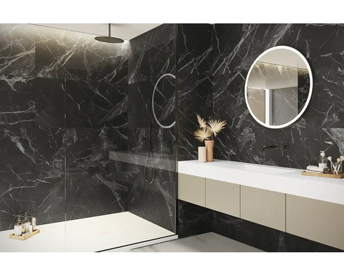 Modernes Badezimmer mit Dusche, Waschbeckenunterschrank und Spiegel