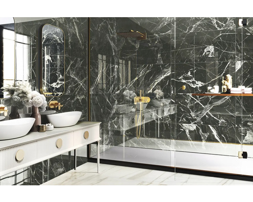 Modernes Badezimmer mit Marmorfliesen, Doppelwaschtisch und Glasdusche