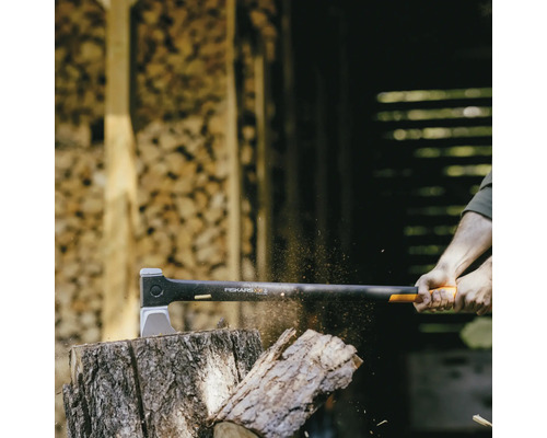 Hache coupant du bois sur une bûche