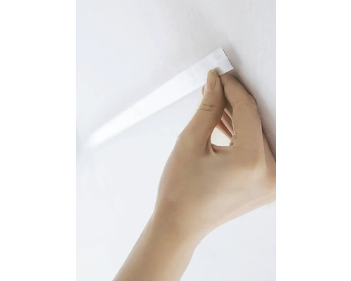 Hand befestigt selbstklebendes Dichtungsband an der Wand