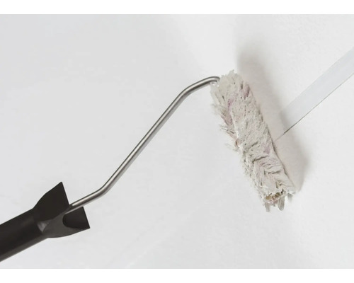 Farbroller beim Streichen einer Wand