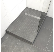 Douche de plain-pied avec caniveau d'écoulement et carrelage