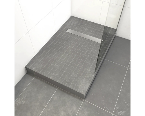 Douche de plain-pied avec caniveau d'écoulement et carrelage