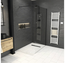 Salle de bain moderne avec douche, lavabo et sèche-serviettes