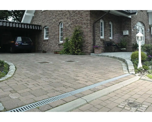 Allée avec pavés, caniveau et maison