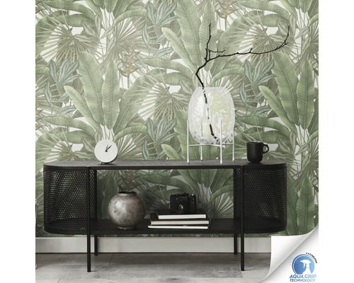 Ein Wohnzimmer mit einer schwarzen Konsole und einer Wand mit floraler Tapete.