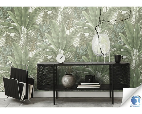 Wohnraum mit Dschungeltapete, schwarzem Regal, Uhr, Vase und Zeitschriftenständer