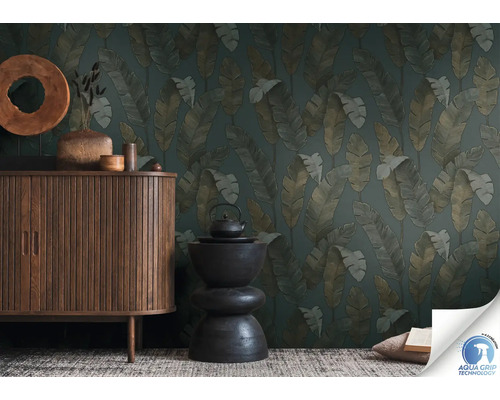 Wohnraum mit Blattmuster-Tapete, Holzkommode und Dekorationen