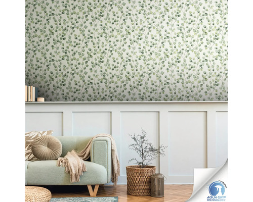 Wohnzimmer mit Tapete mit Eukalyptusmuster, Sofa und Pflanze im Korb