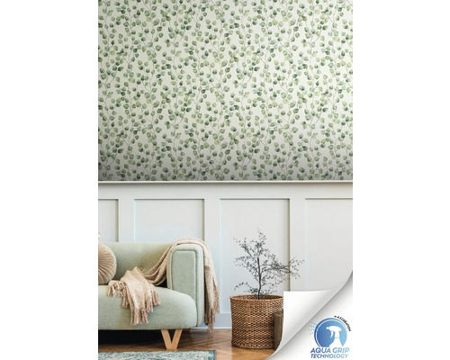 Wohnzimmer mit einer Wand mit Blattmuster-Tapete, einem Sofa und einer Pflanze im Korb