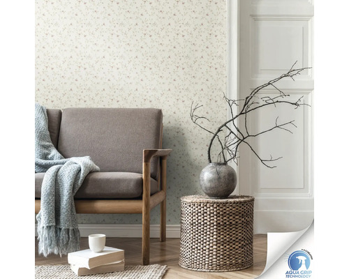 Wohnzimmer mit floral gemusterter Tapete, Sofa, Holztisch und Dekoration