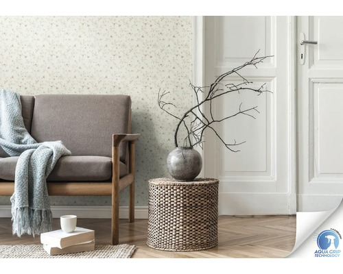 Wohnzimmer mit Sofa, Beistelltisch und Blumentapete